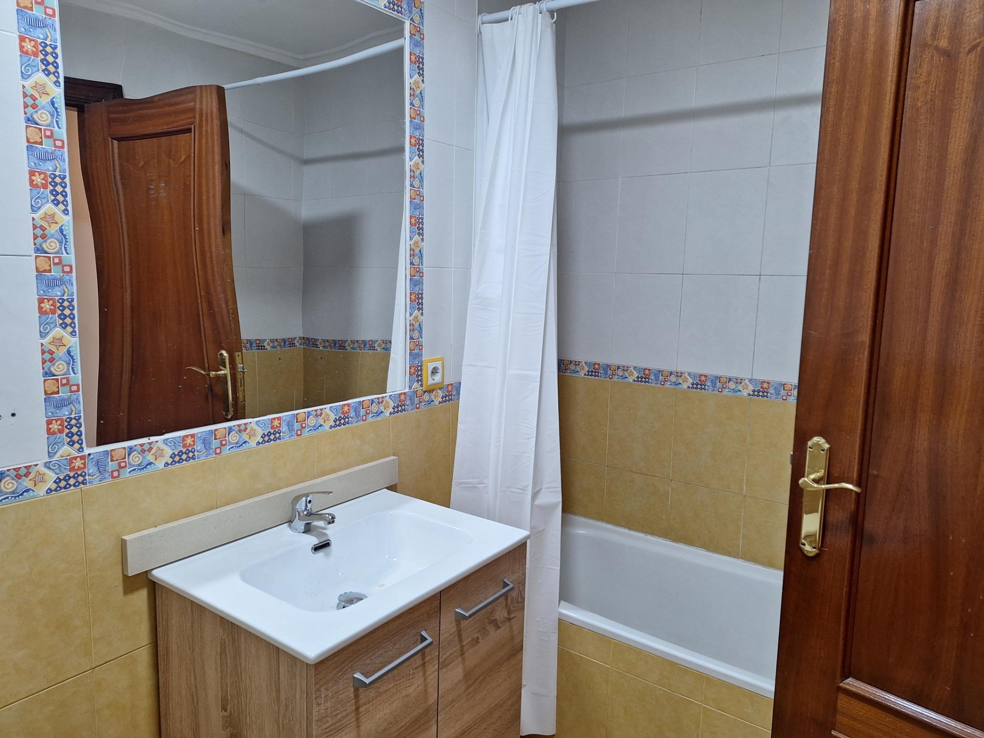 2-17-240 Amplio piso para entrar a vivir en Mieres