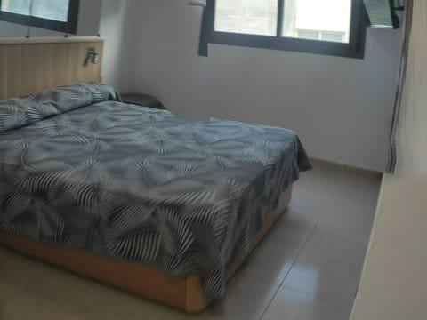 Bonito apartamento con vistas al mar y a la montaña, amueblado y equipado.