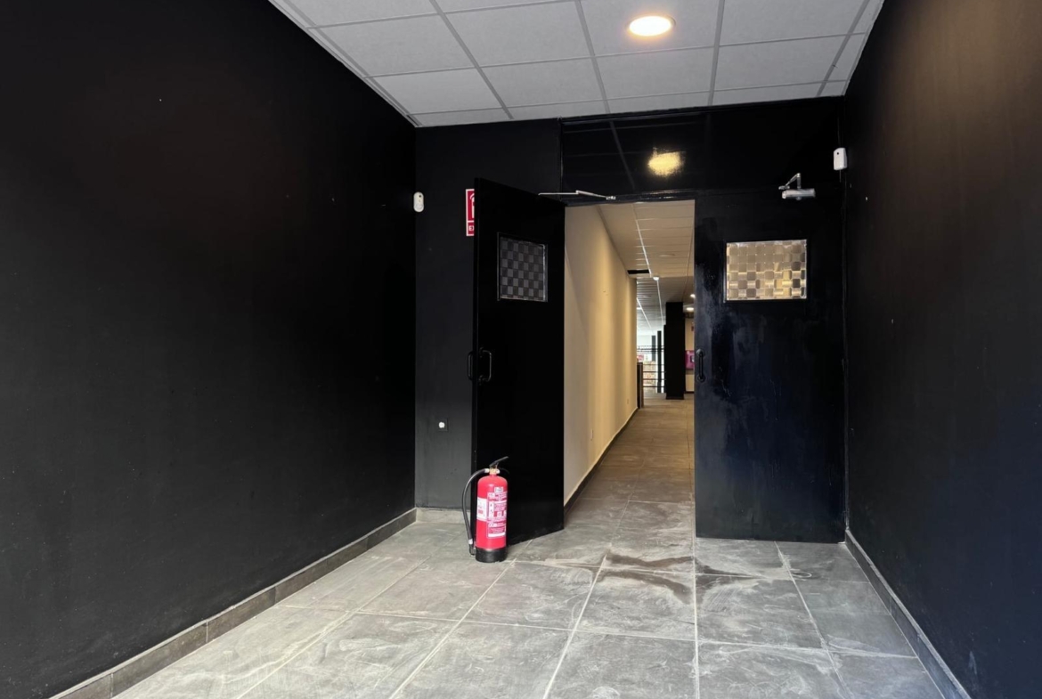 LOKALE COMERCIËLE CON SUPERFICIE DE 780 M2. SEGUNDA LINEA DE PLAYA. 70 METROS DEL MAR.