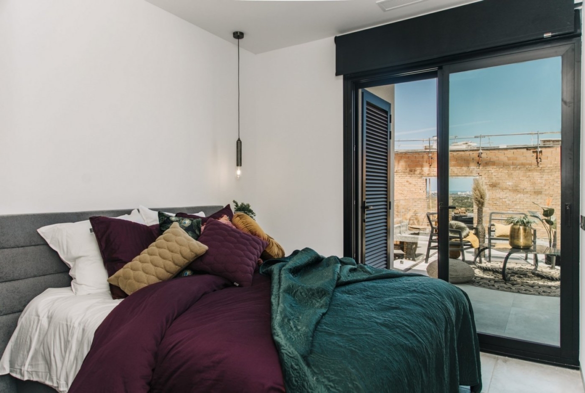 Design villa met een totale oppervlakte van 250 vierkante meter met uitzicht op Guardamar en de zee.