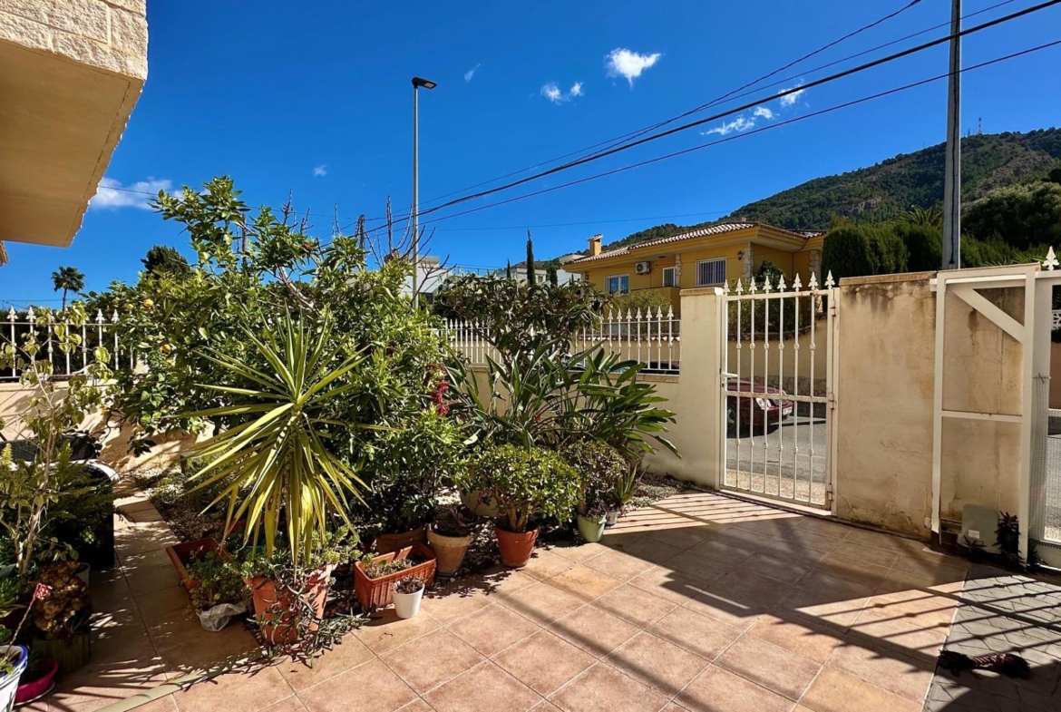 Prachtig herenhuis in Albir met tuin 15 minuten lopen van het strand!