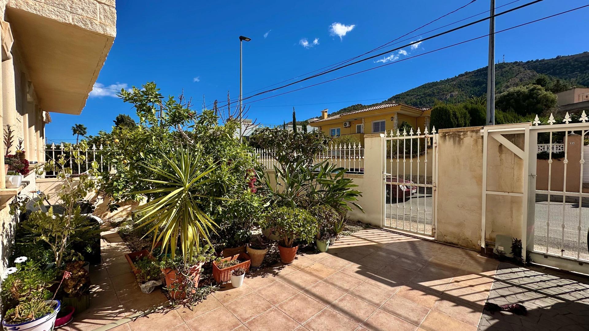 Prachtig herenhuis in Albir met tuin 15 minuten lopen van het strand!