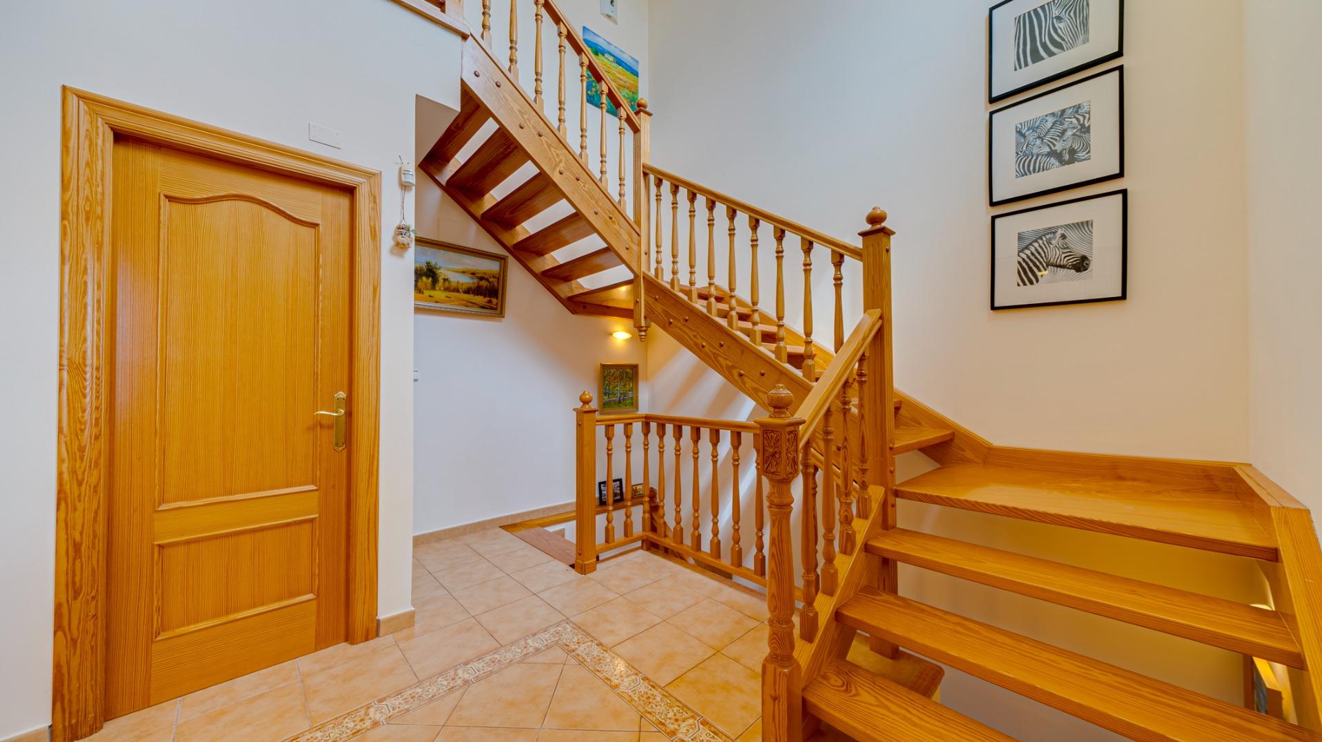 2-17-59 Large corner semi-detached house with sea views,