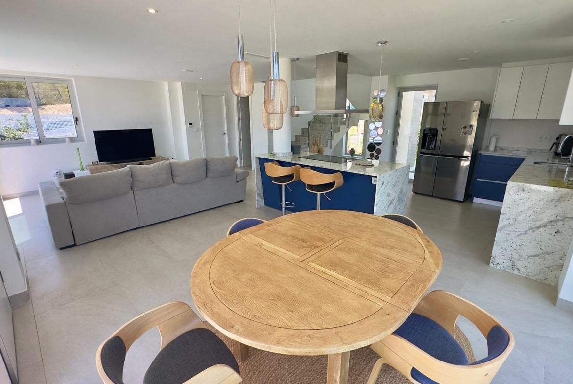 Grote villa op het balkon van Finestrat met uitzicht op de zee