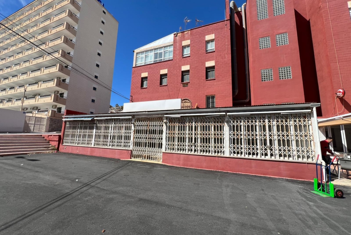LOKALE COMERCIAL EN CABO ZERVERA. 300 M2. A 100 METROS DEL MAR.
