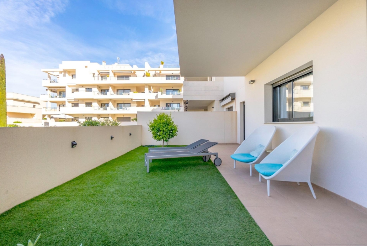 ESPECTACULAIR APPARTAMENTO CON LICENCIA TURISTICA. 2 DORM. 2 BAÑOS. GARAJE+TRASTERO. PISCINA.