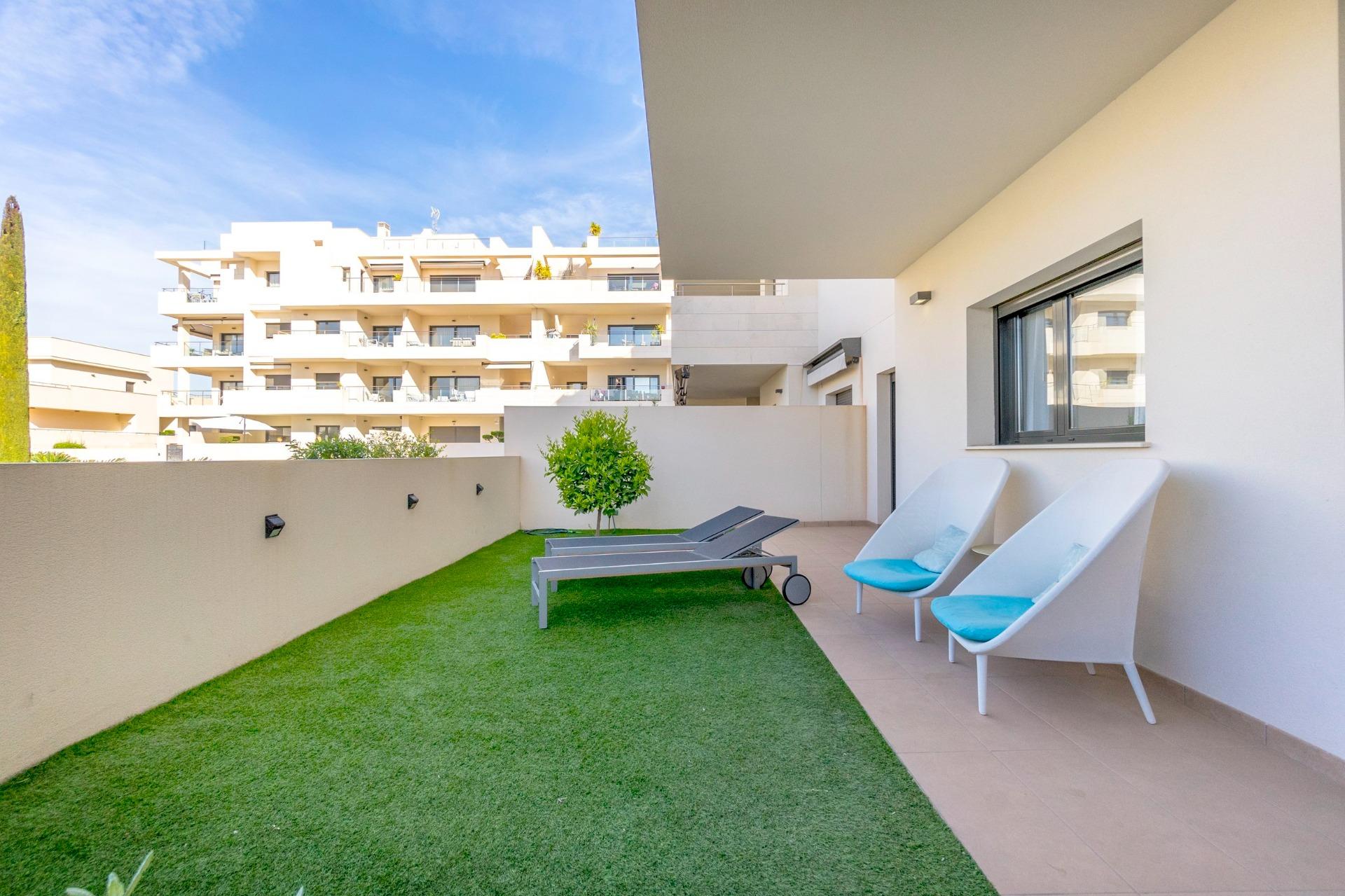 ESPECTACULAIR APPARTAMENTO CON LICENCIA TURISTICA. 2 DORM. 2 BAÑOS. GARAJE+TRASTERO. PISCINA.