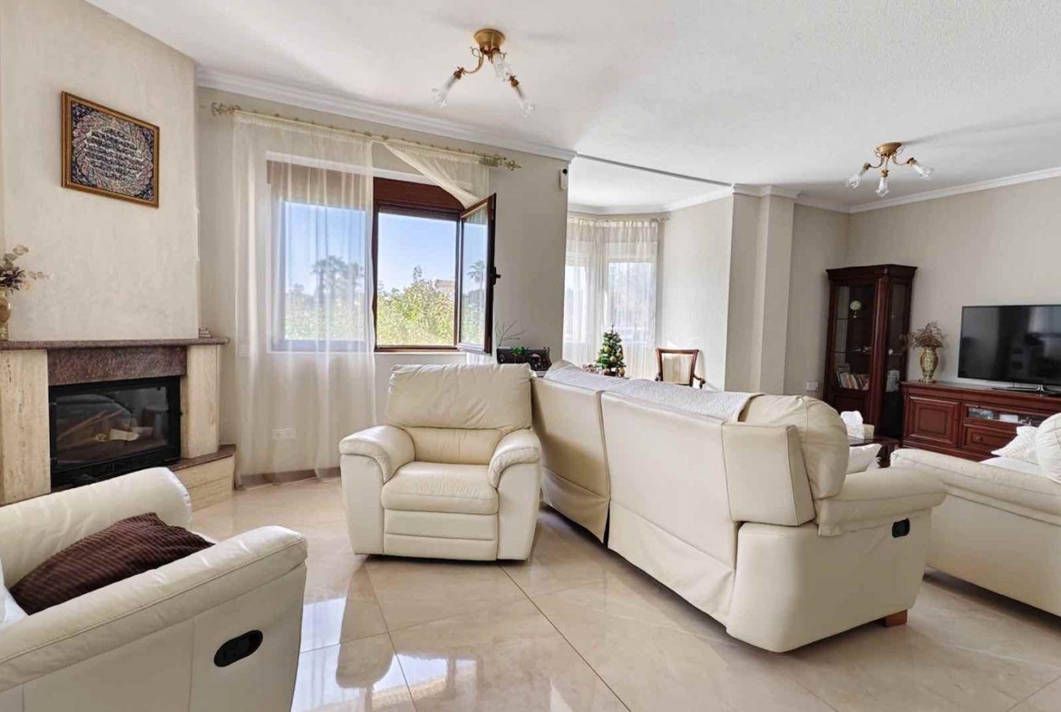 VILLA EN CIUDQUESADA. CON PISCINA PRIVADA. PARCELA 850M2. CASA 364 M2.