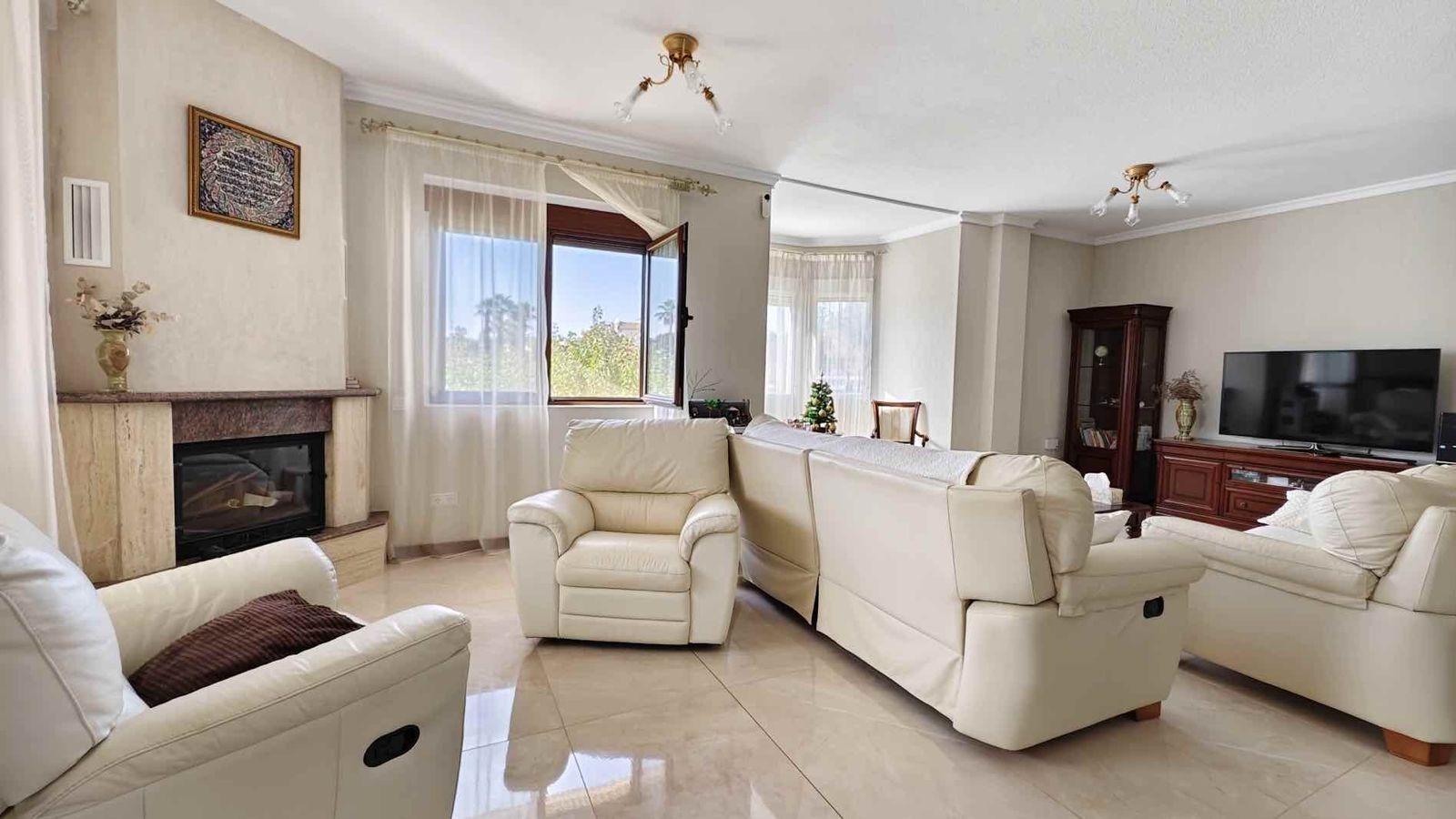 VILLA EN CIUDQUESADA. CON PISCINA PRIVADA. PARCELA 850M2. CASA 364 M2.