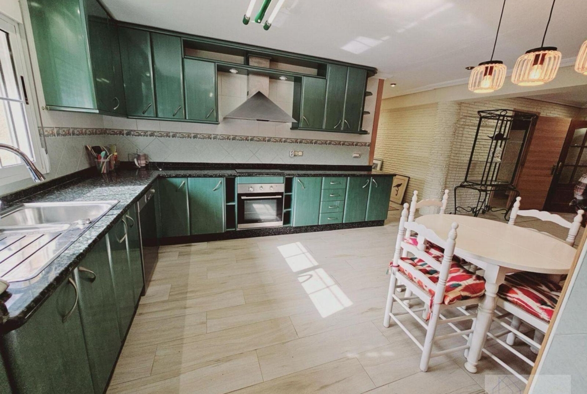 VILLA EN LA SIESTA CON 800 METROS DE PARCELA. PISCINA PRIVADA. 330 M2 DE CASA.