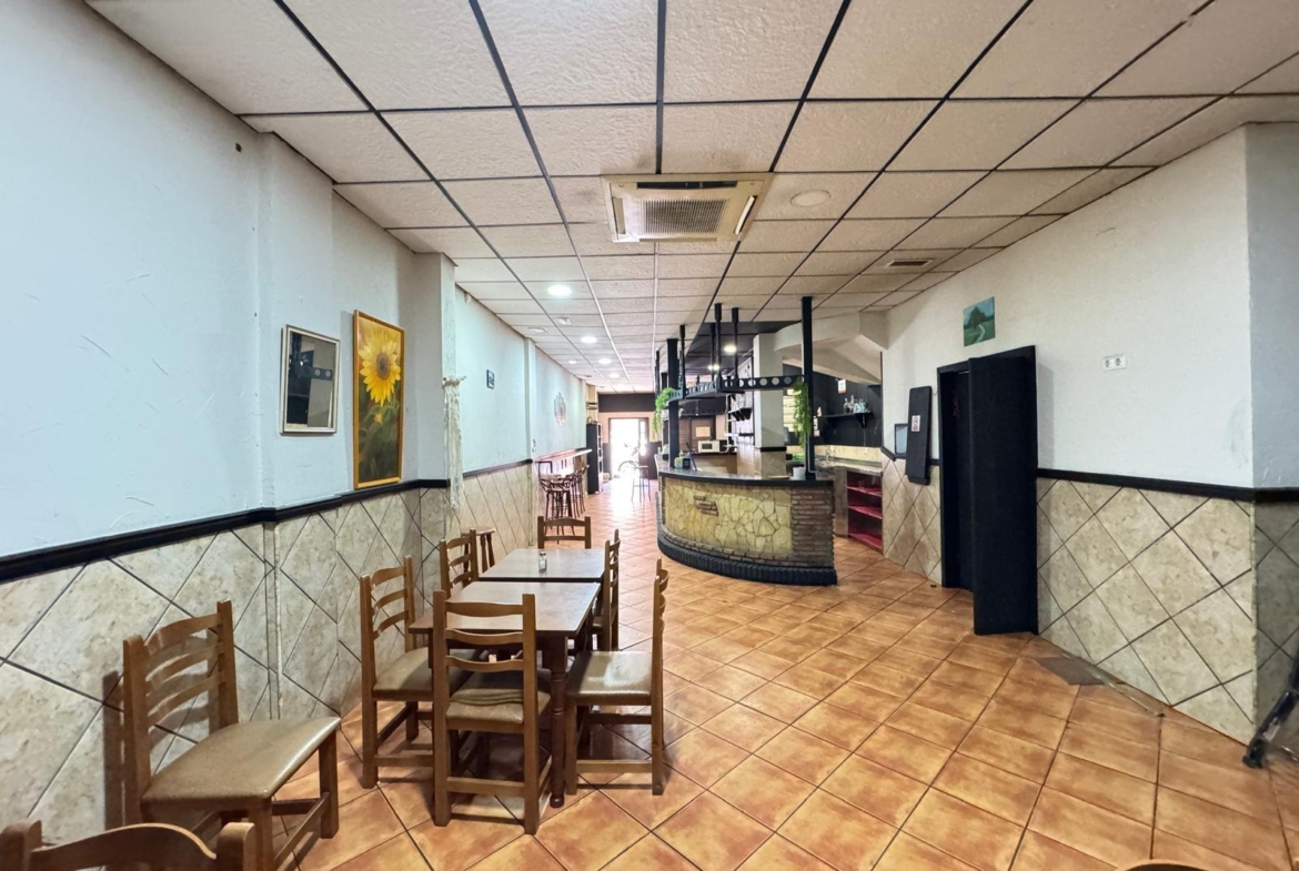 BAR EN VENTA. SE VENDE UN BAR A 500 METROS DE PLAYA DEL CURA CON 2 BAÑOS Y 150 M2 SUPERFICIE.