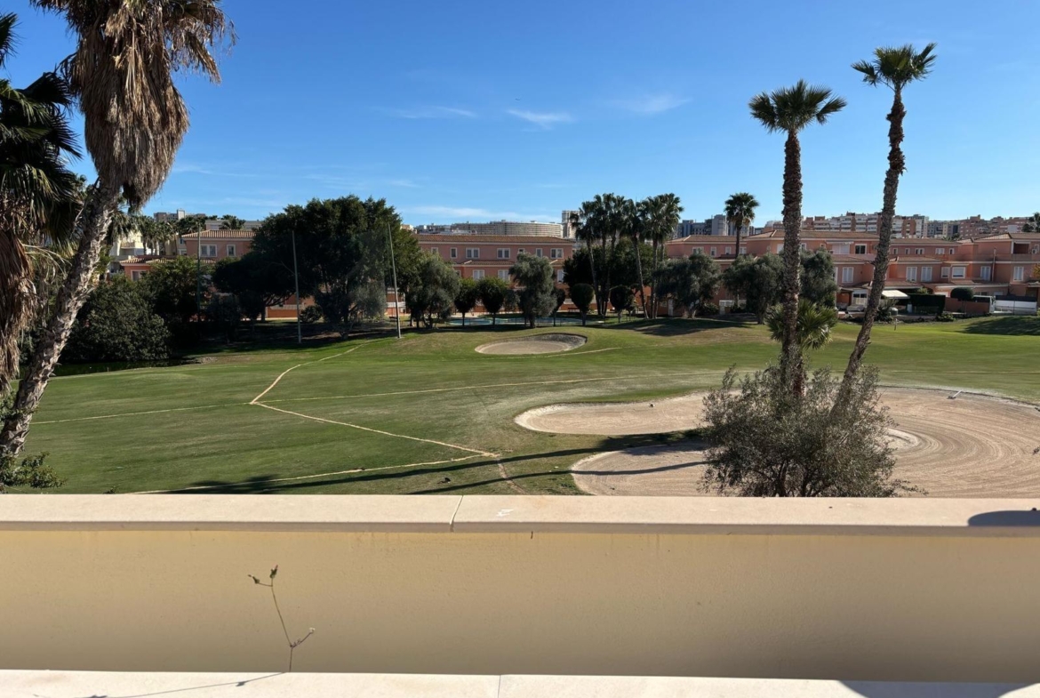 Exclusivo Chalet Pareado en Los Cisnes, Alicante: Confort y Modernidad