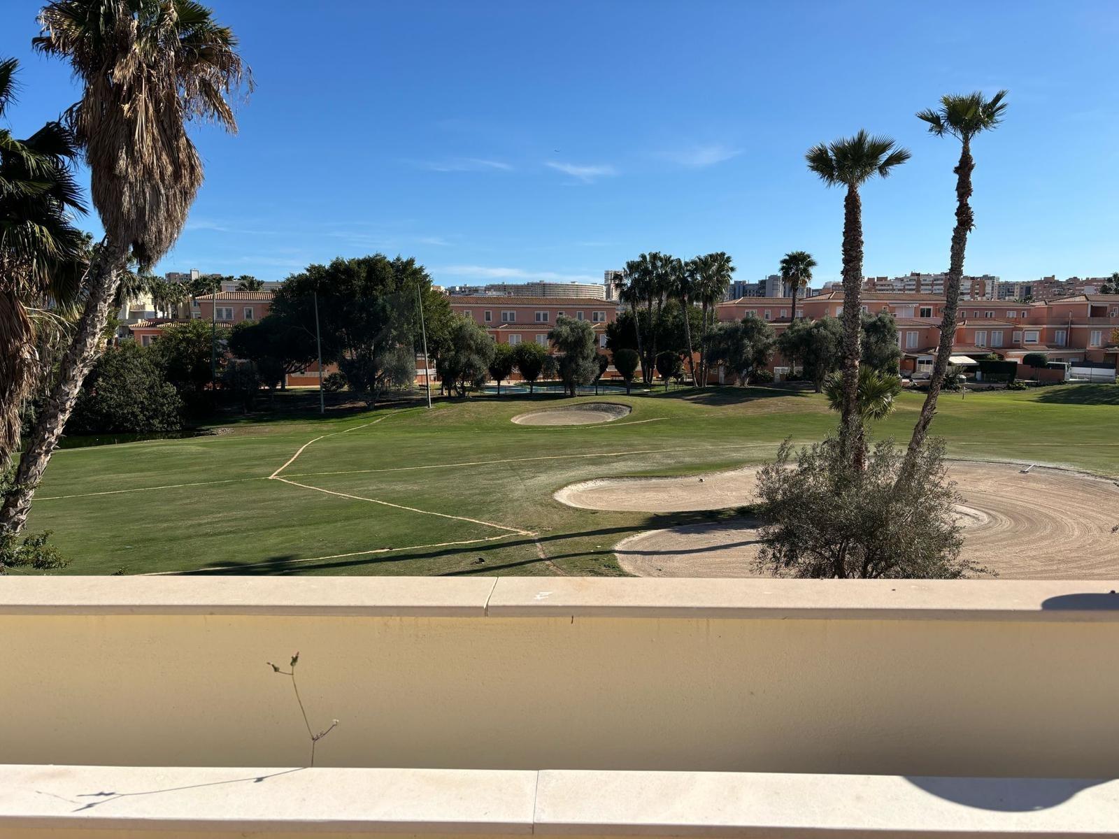 Exclusivo Chalet Pareado en Los Cisnes, Alicante: Confort y Modernidad