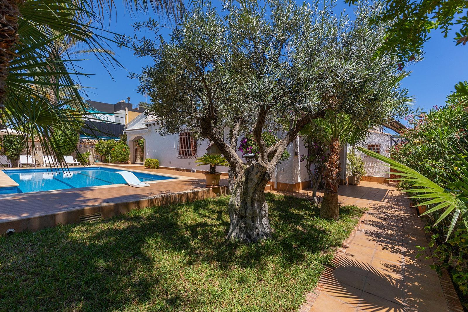 VILLA CON PISCINA PRIVADA EN PUNTA PRIMA CON PARCELA 540 M2. 4 DORM. 2 BAÑOS. 168 M2 DE CASA.