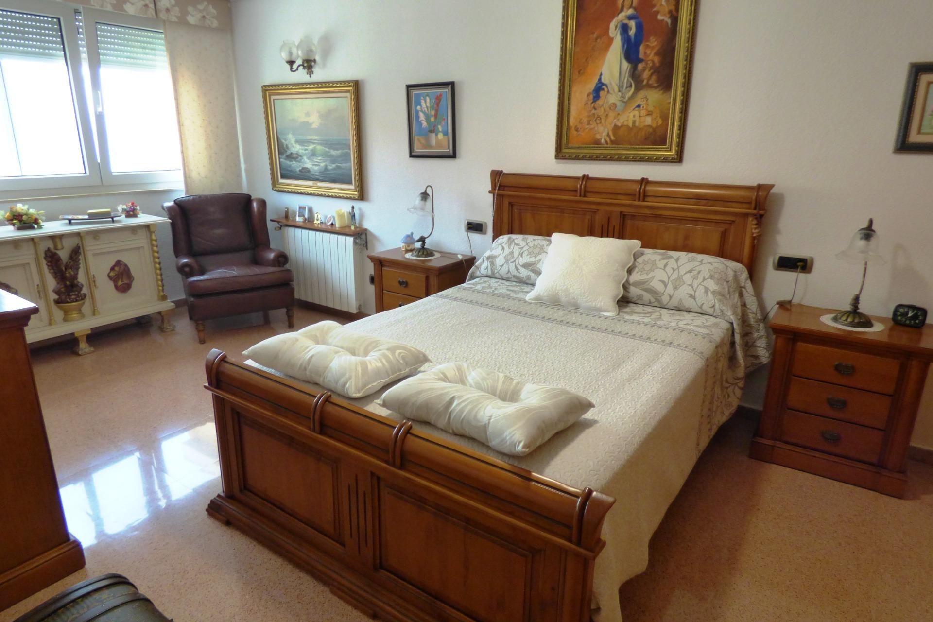 Chalet Adosado con Estilo Único a Pocos Pasos de la Playa de San Juan
