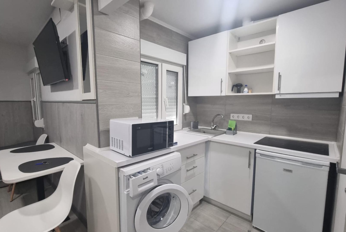 REFORMADO APARTAMENTO A 50 METROS DE PLAYA DE 3 DORMITORIOS 3 BAÑOS DIVIDIDO A 3 ESTUDIOS COMPLETOS PARA ALQUILAR. 105 M2 TOTAL.
