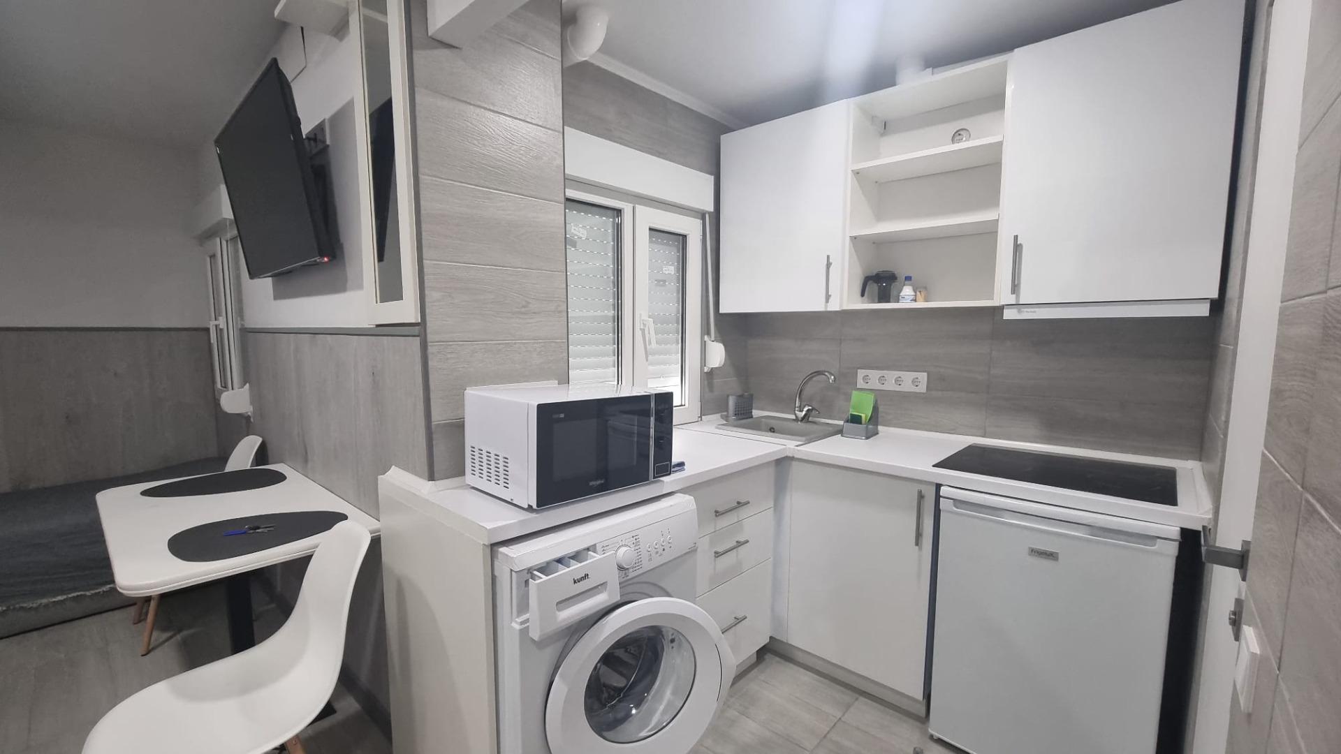REFORMADO APARTAMENTO A 50 METROS DE PLAYA DE 3 DORMITORIOS 3 BAÑOS DIVIDIDO A 3 ESTUDIOS COMPLETOS PARA ALQUILAR. 105 M2 TOTAL.