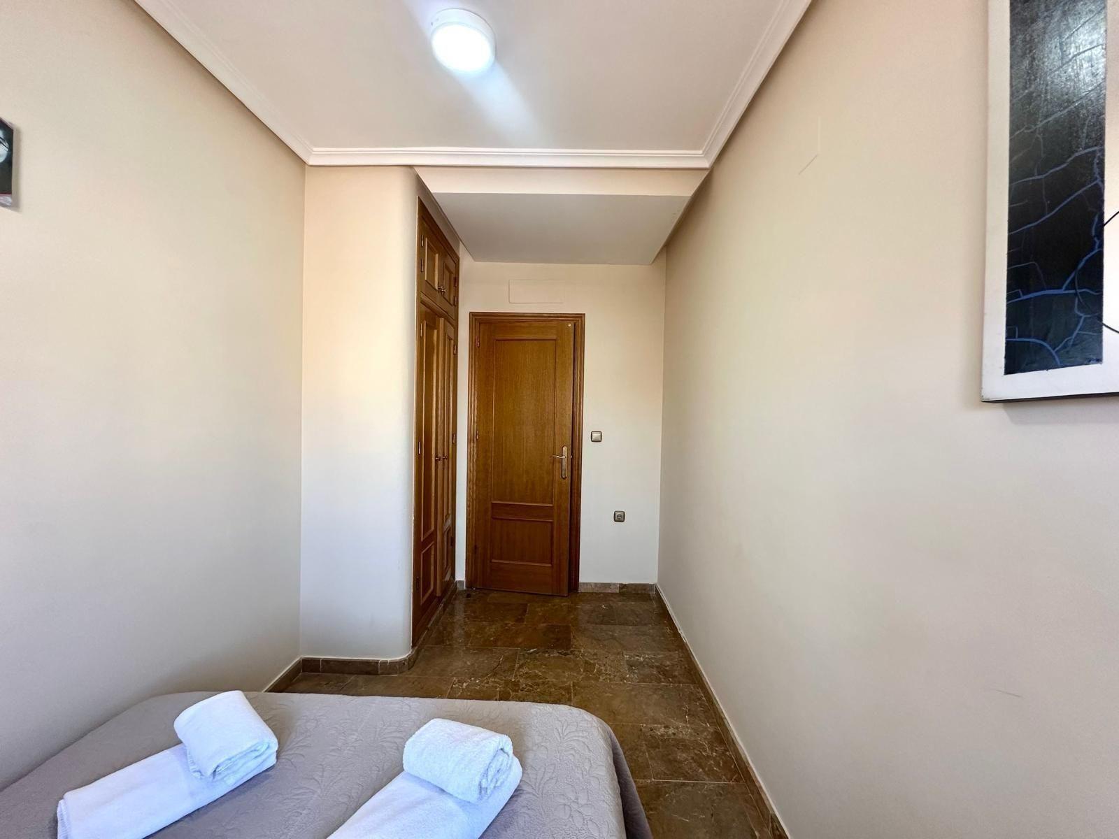 GRANDE APARTAMENTO DE 4 DORM. 2 BAÑOS. A 400 METROS DEL PUERT0 DE TORREVIEJA CON 130 M2. Y GRAN TERRAZA.