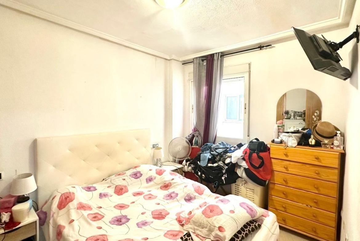APATRAMENTO EN EL CENTRO DE TORREVIEJA CON PISCINA Y GARAJE INCLUIDO. 2 DORM. 1 BAÑO. SPEEL EEN 700 METRO.