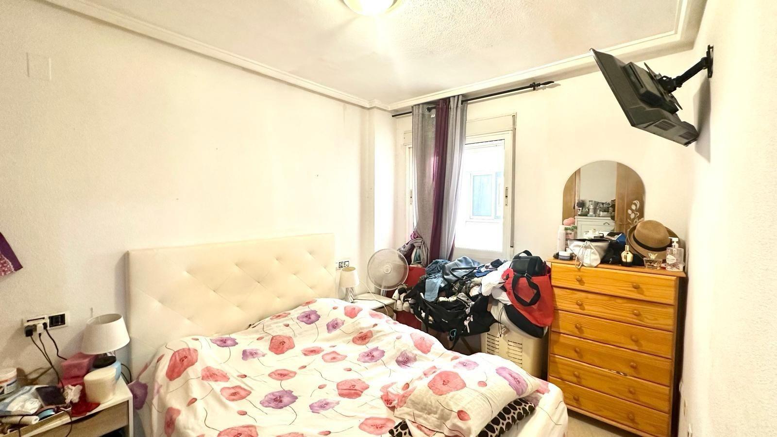 APATRAMENTO EN EL CENTRO DE TORREVIEJA CON PISCINA Y GARAJE INCLUIDO. 2 DORM. 1 BAÑO. SPEEL EEN 700 METRO.