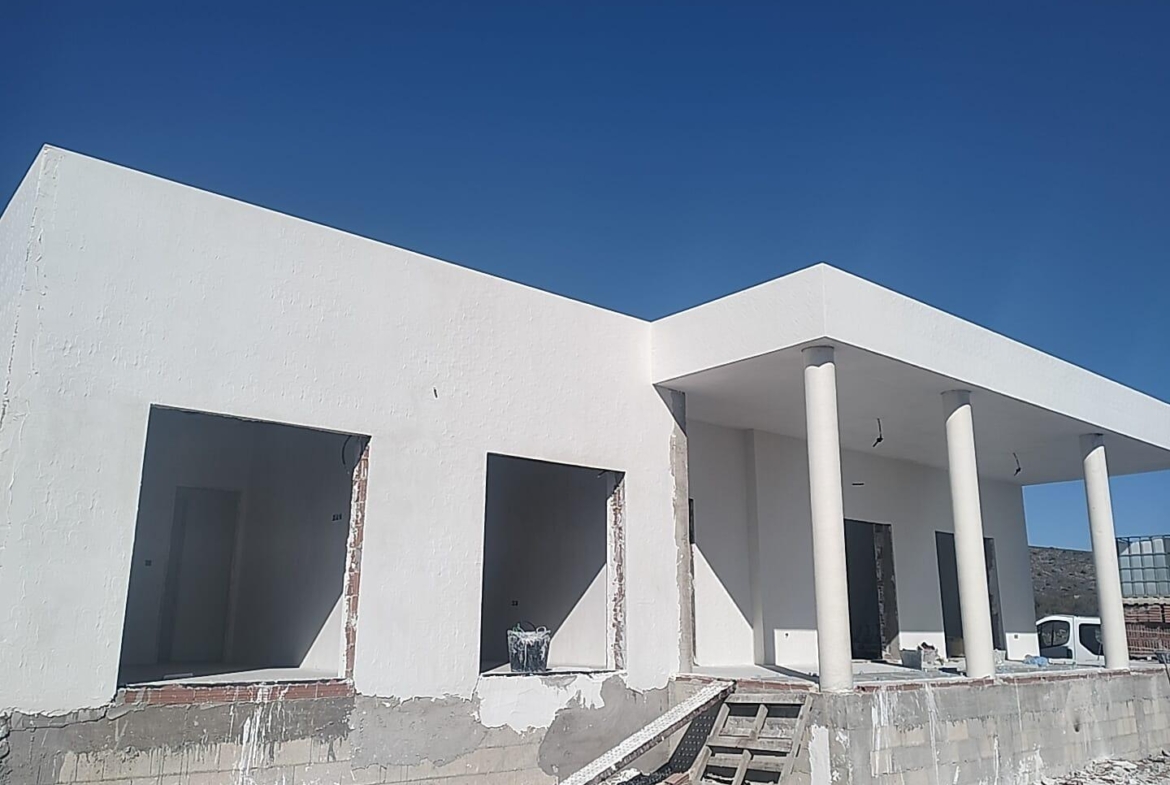 Amplia Villa Unifamiliar Independiente OBRA NUEVA con Piscina en Entorno Natural con calidades de Lujo