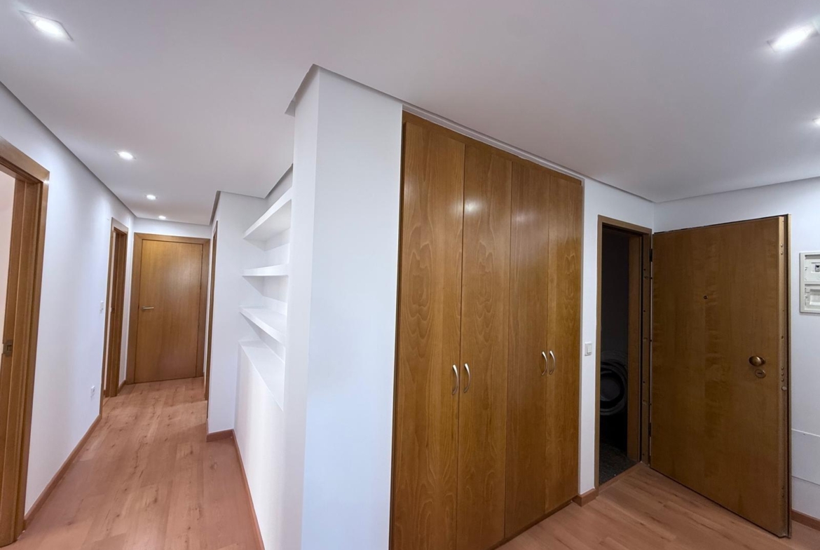 AMPLISIMO APARTAMENTO EN PRIMERA LINEA – PUERTO DE TORREVIEJA : 3 HAB, 2 BAÑOS, GARAJE Y TRASTERO