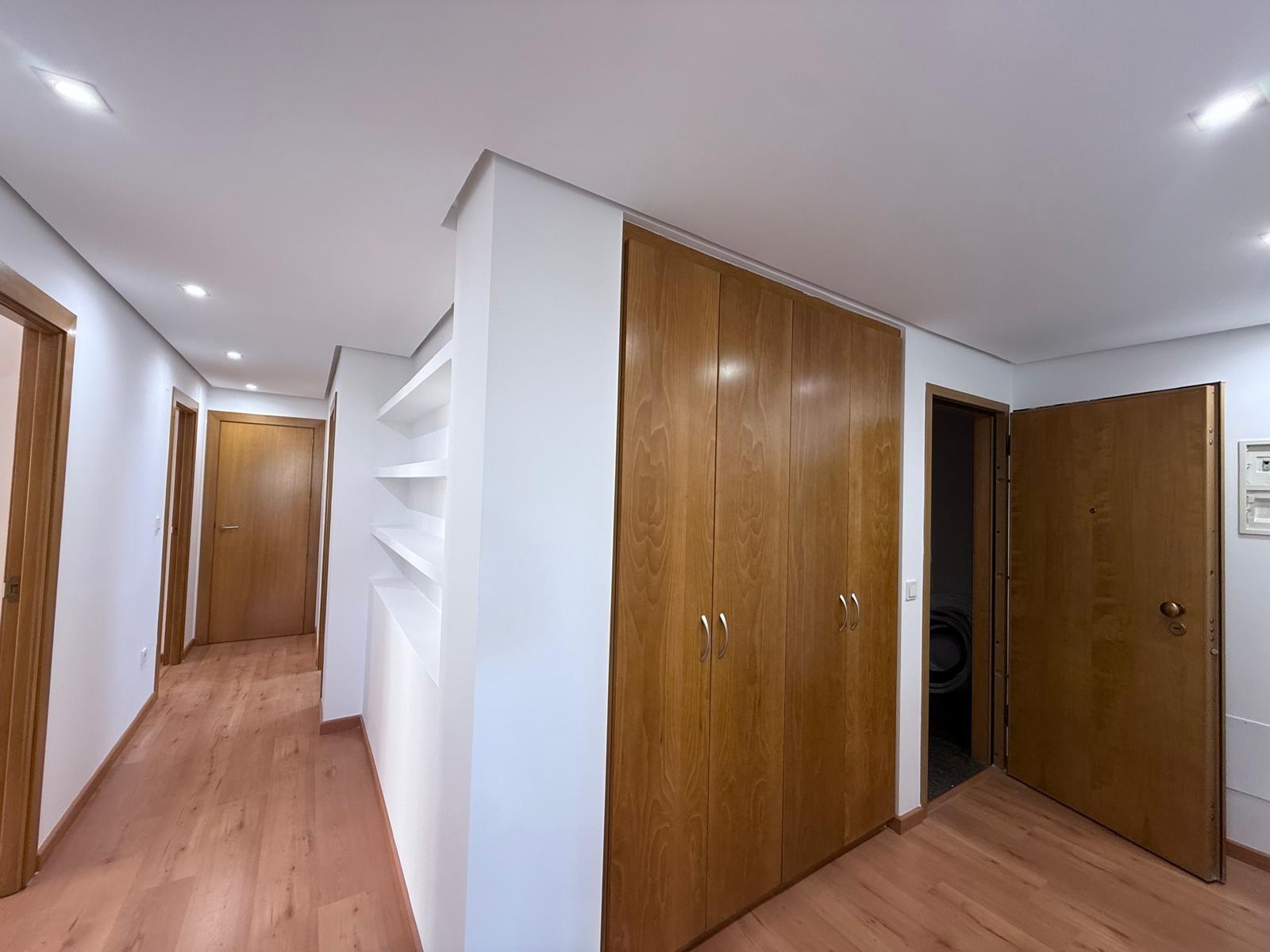 AMPLISIMO APARTAMENTO EN PRIMERA LINEA – PUERTO DE TORREVIEJA : 3 HAB, 2 BAÑOS, GARAJE Y TRASTERO