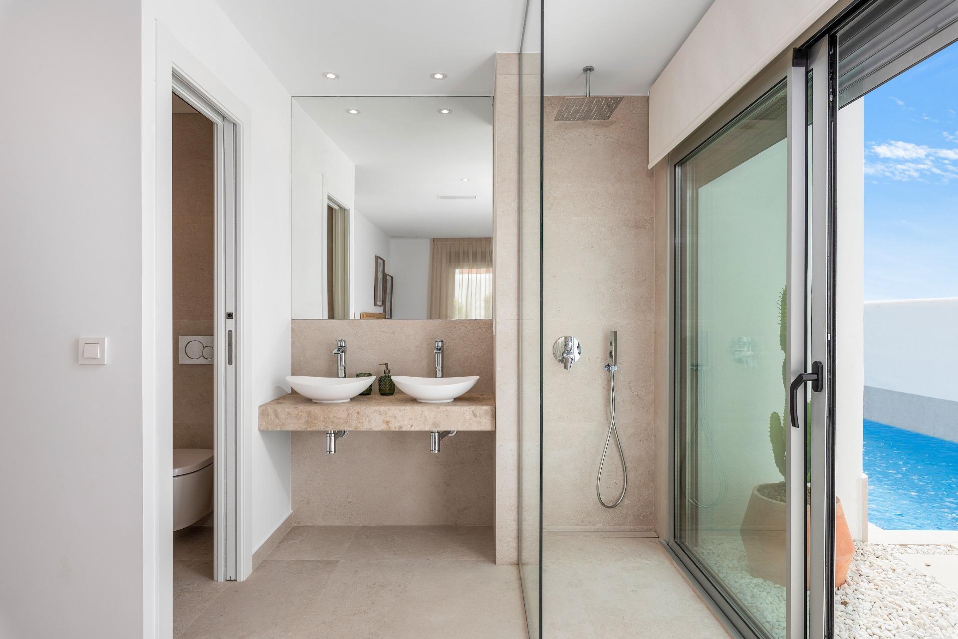 VILLA DE OBRA NUEVA EN LOS ALCÁZARES CON VISTAS AL MAR MENOR. CON PISCINA PRIVADA. 3 DORM. 2 BAÑOS. PARCELA 217 M2.