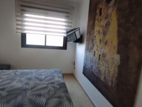 Bonito apartamento con vistas al mar y a la montaña, amueblado y equipado.