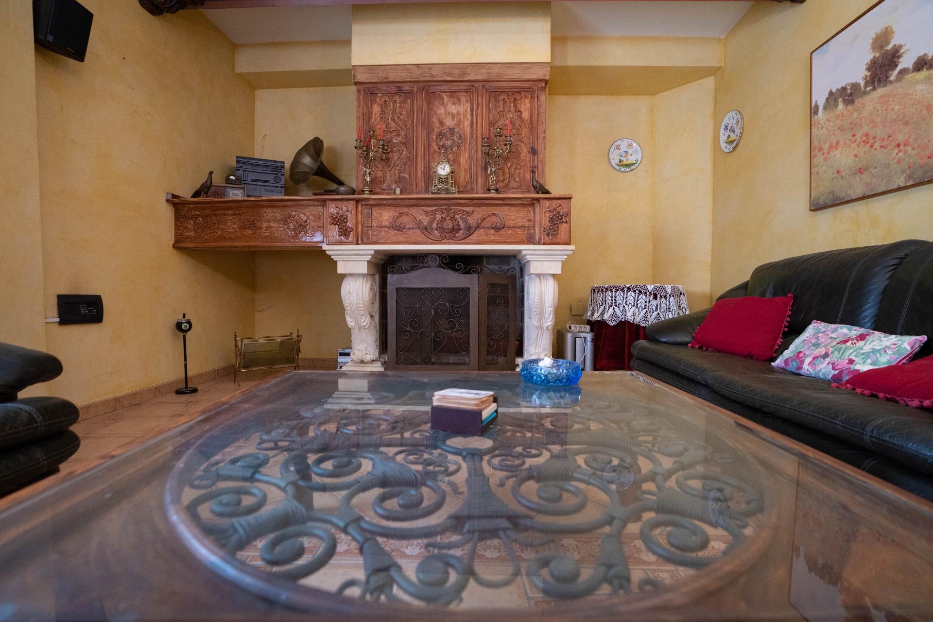 LARGE HOUSE WITH COMMERCIAL PREMISES IN SAN MIGUEL DE SALINAS