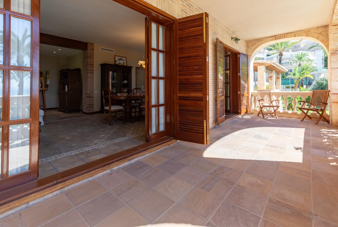 Exceptional Beachfront Villa: Luxury Steps Away from the Beach