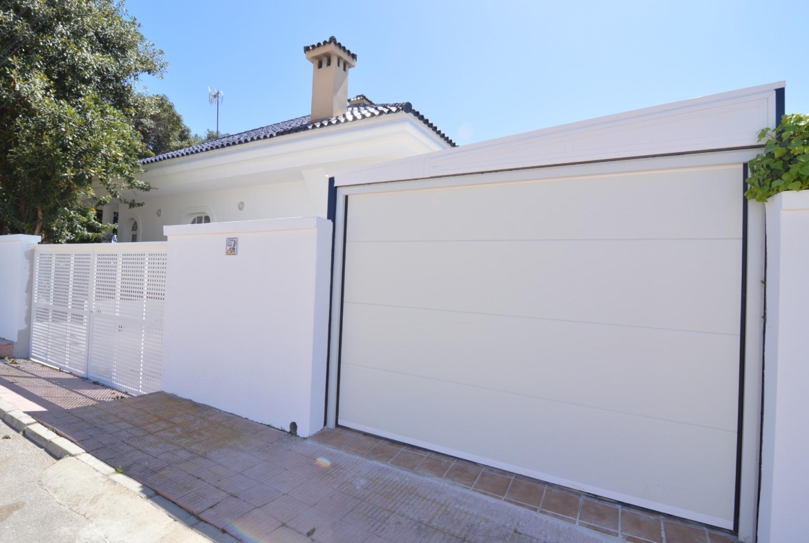 Spectacular renovated villa in urbanization Torreta Florida