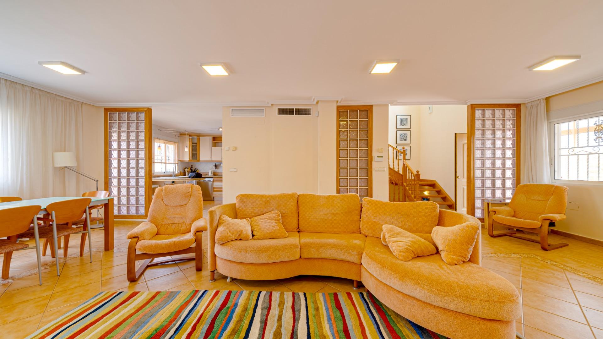 2-18-55 Large corner semi-detached house with sea views,