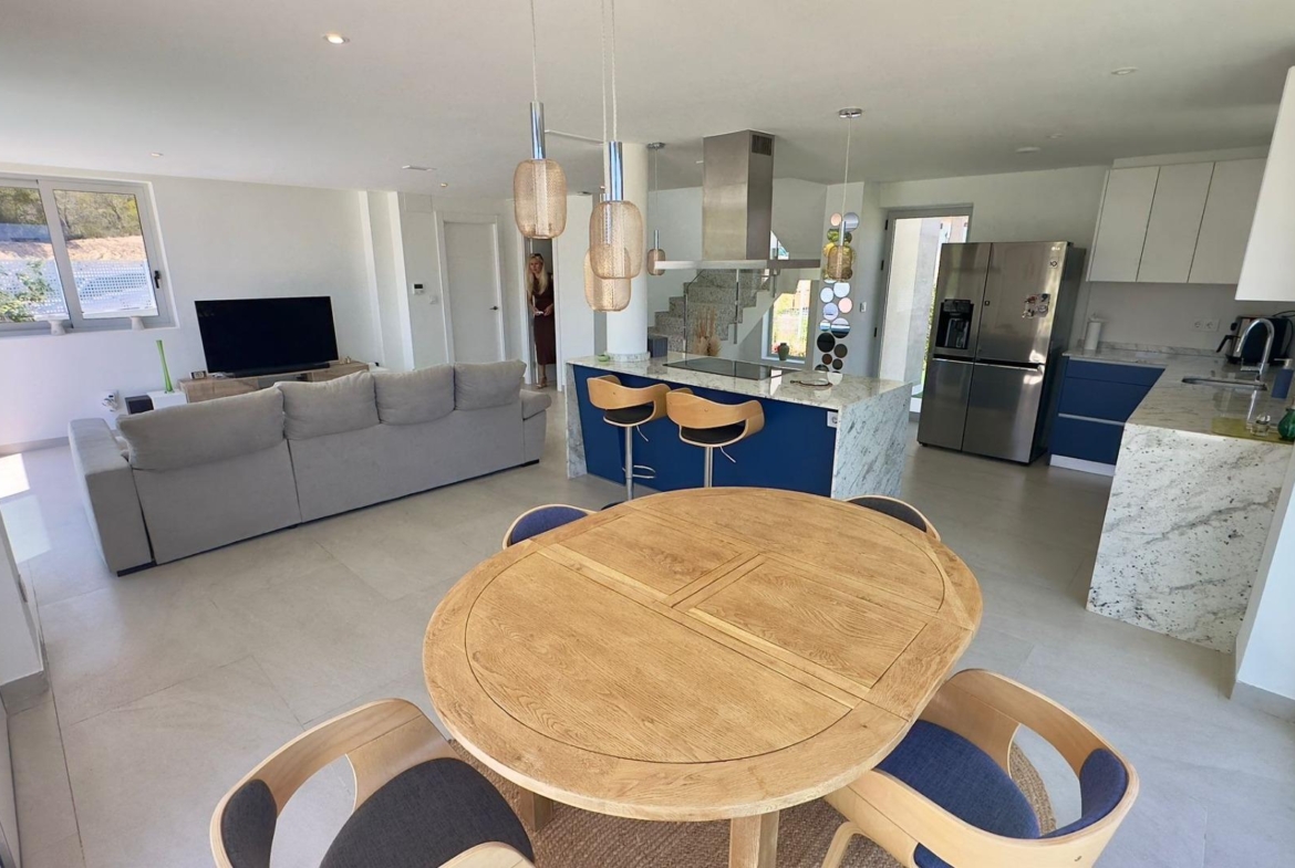Grote villa op het balkon van Finestrat met uitzicht op de zee