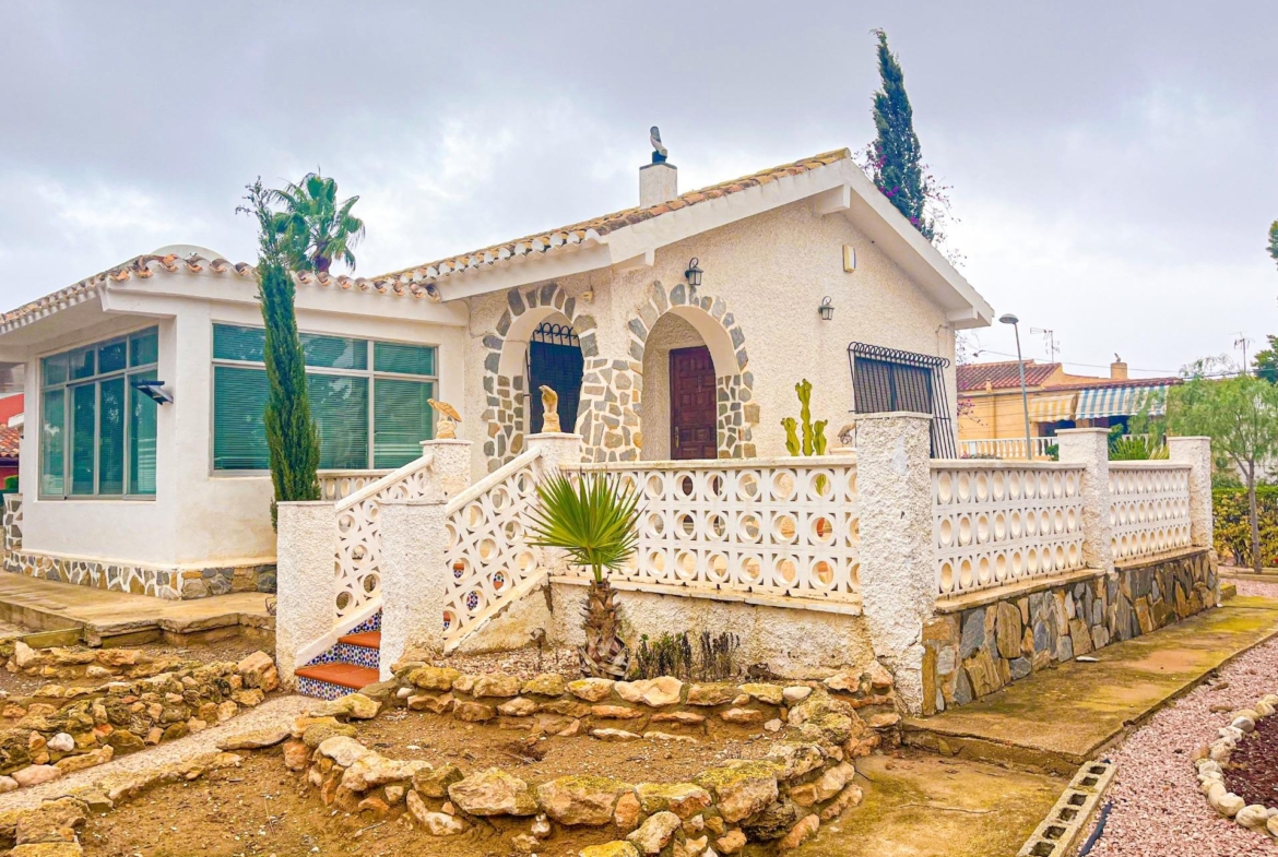 VILLA EN LOS BALCONES CON 1000 M2 DE PARCELA. 3 DORM. 2 BAÑOS. GARAJE PRIVADO DE 36 M2.