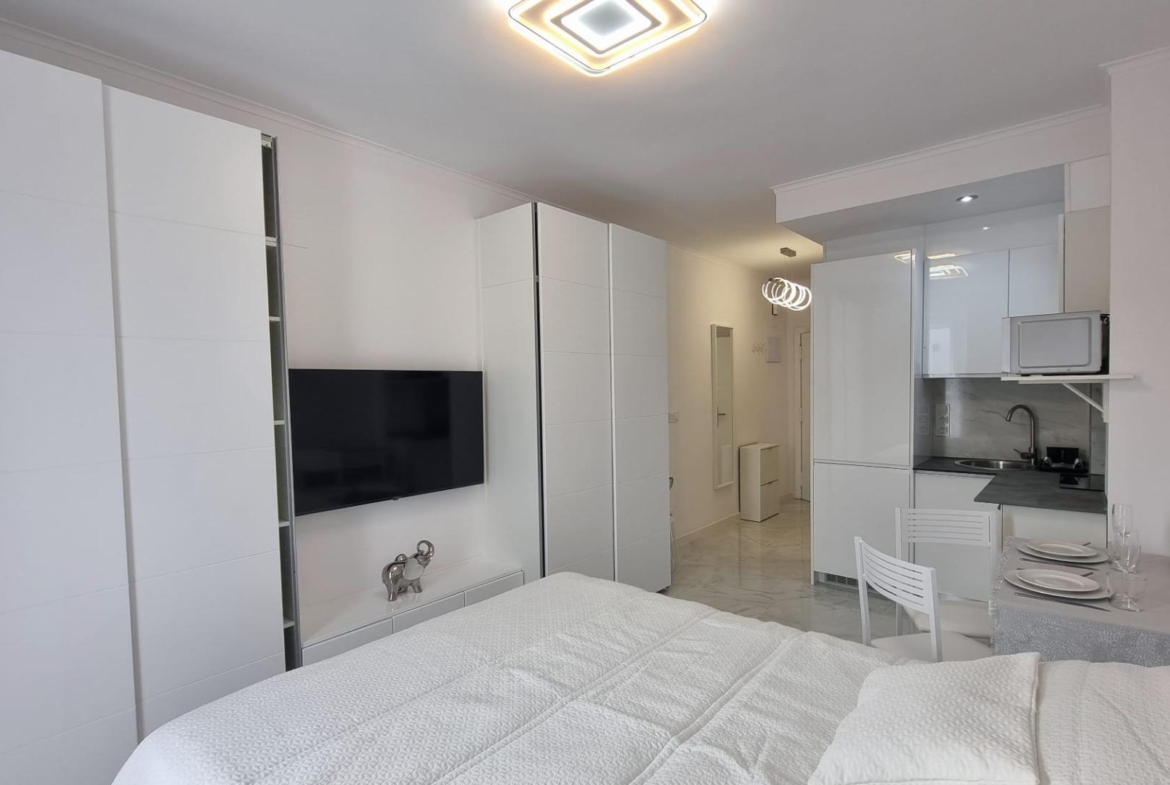 Estudio totalmente reformado a 50 metros de la playa de los Locos !