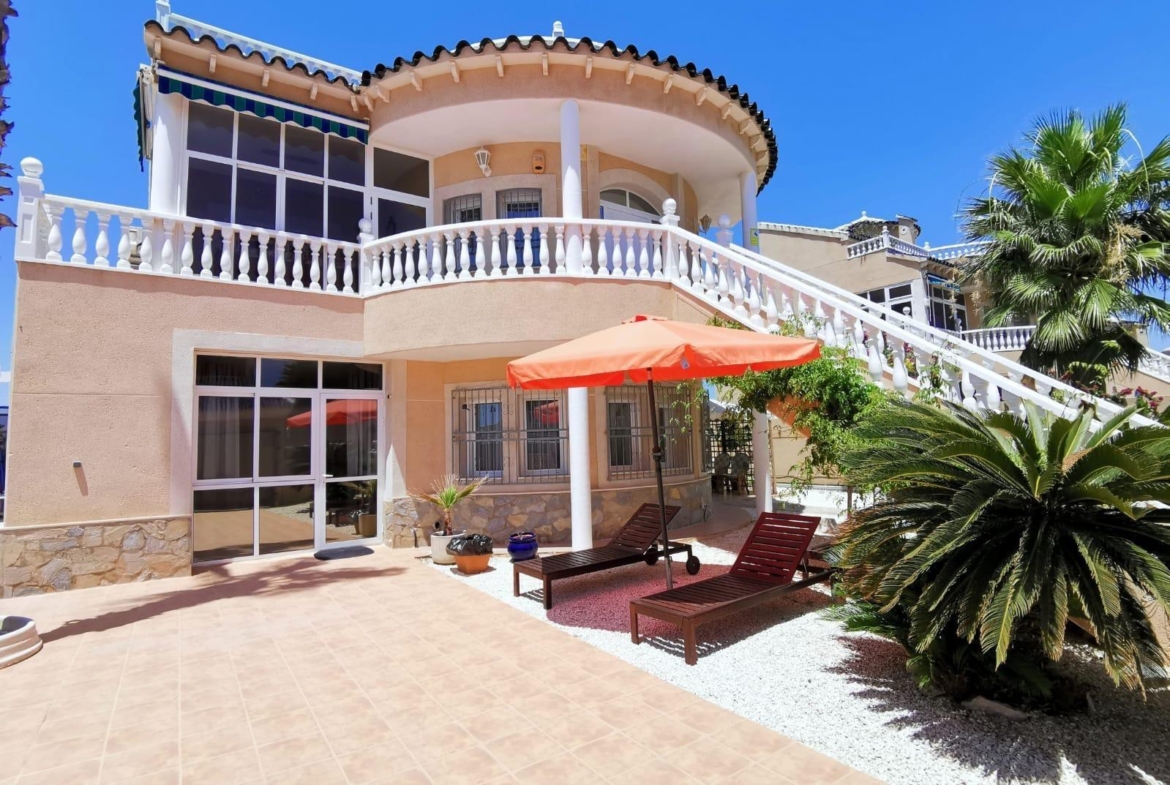 Ruim chalet in La Florida, Orihuela Costa – Ideaal om te genieten van de zon en het strand