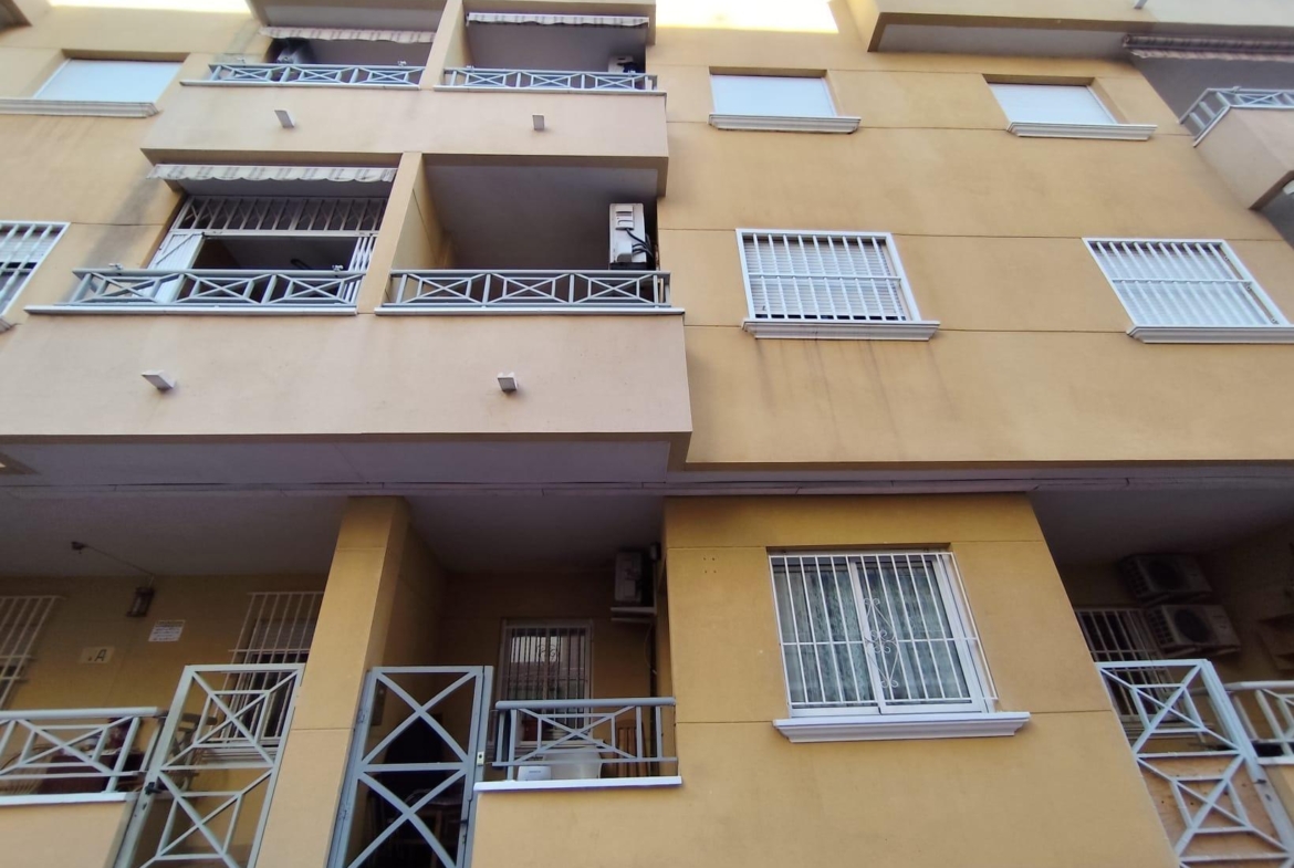 APARTAMENTO PLANTA BAJA A 150 METROS DE PLAYA. 4 DORM. 2 BAÑOS. 107 M2.