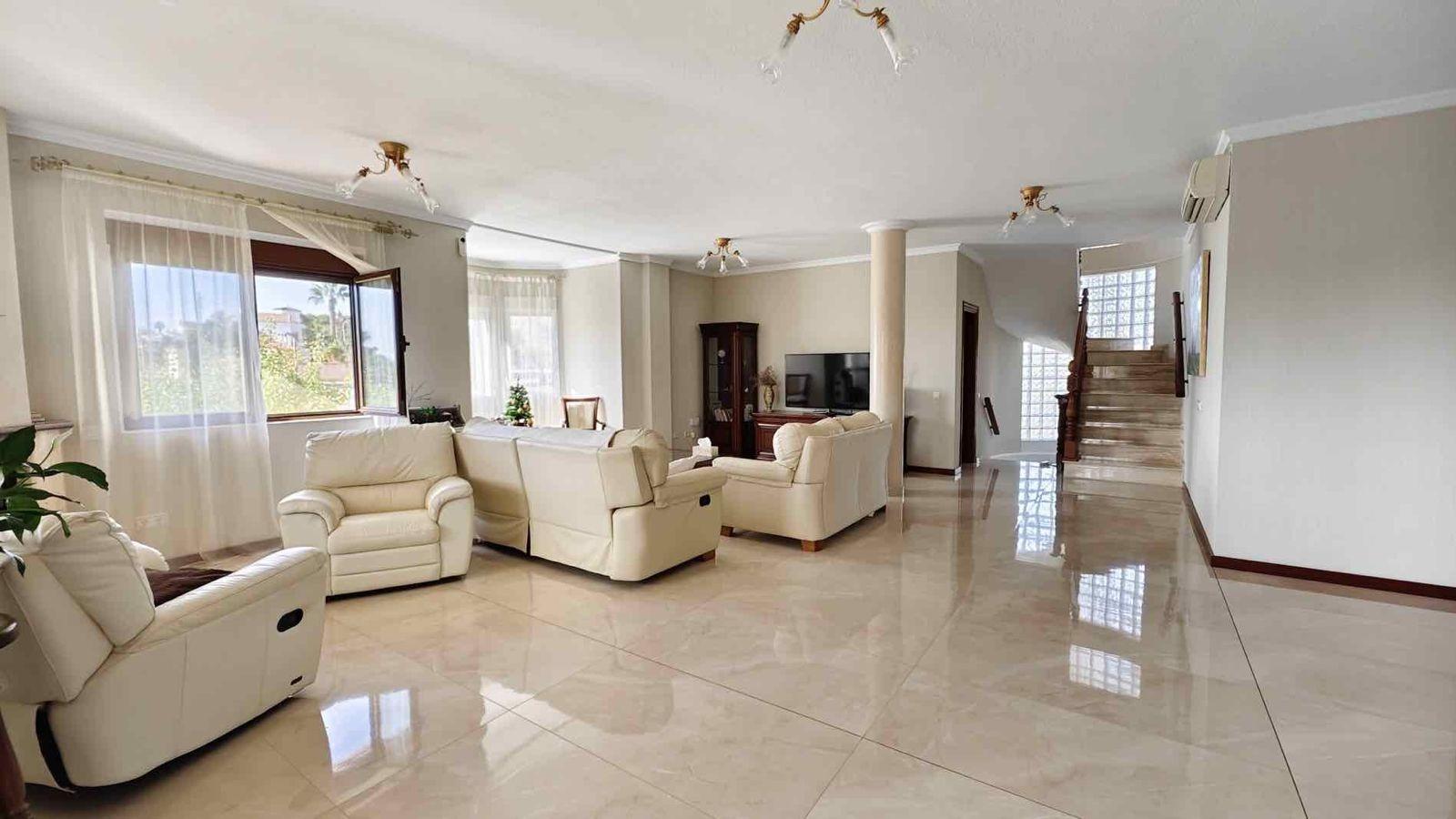 VILLA EN CIUDQUESADA. CON PISCINA PRIVADA. PARCELA 850M2. CASA 364 M2.