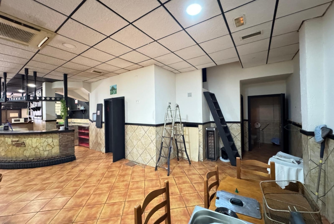 BAR EN VENTA. SE VENDE UN BAR A 500 METROS DE PLAYA DEL CURA CON 2 BAÑOS Y 150 M2 SUPERFICIE.