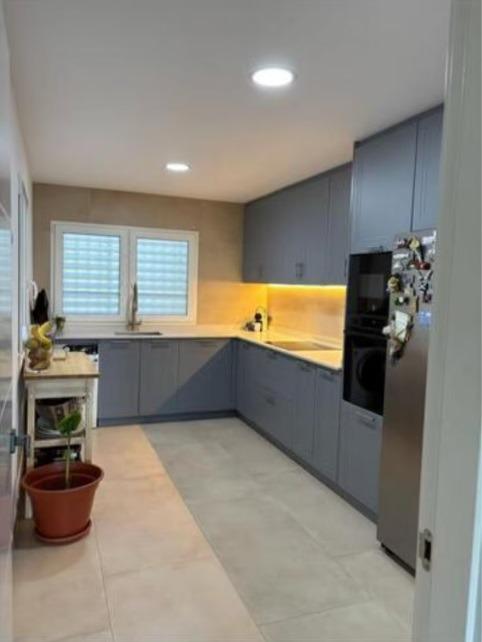 Exclusivo Chalet Pareado en Los Cisnes, Alicante: Confort y Modernidad