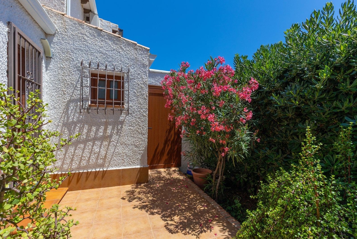 VILLA CON PISCINA PRIVADA EN PUNTA PRIMA CON PARCELA 540 M2. 4 DORM. 2 BAÑOS. 168 M2 DE CASA.