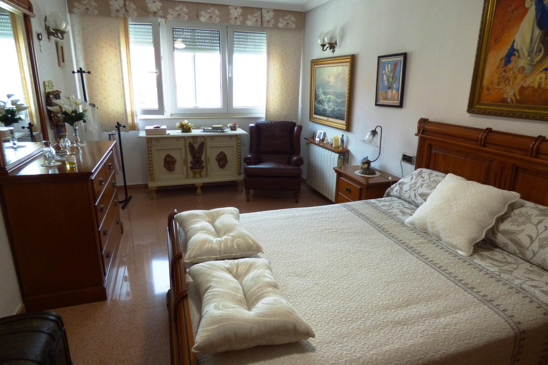 Chalet Adosado con Estilo Único a Pocos Pasos de la Playa de San Juan