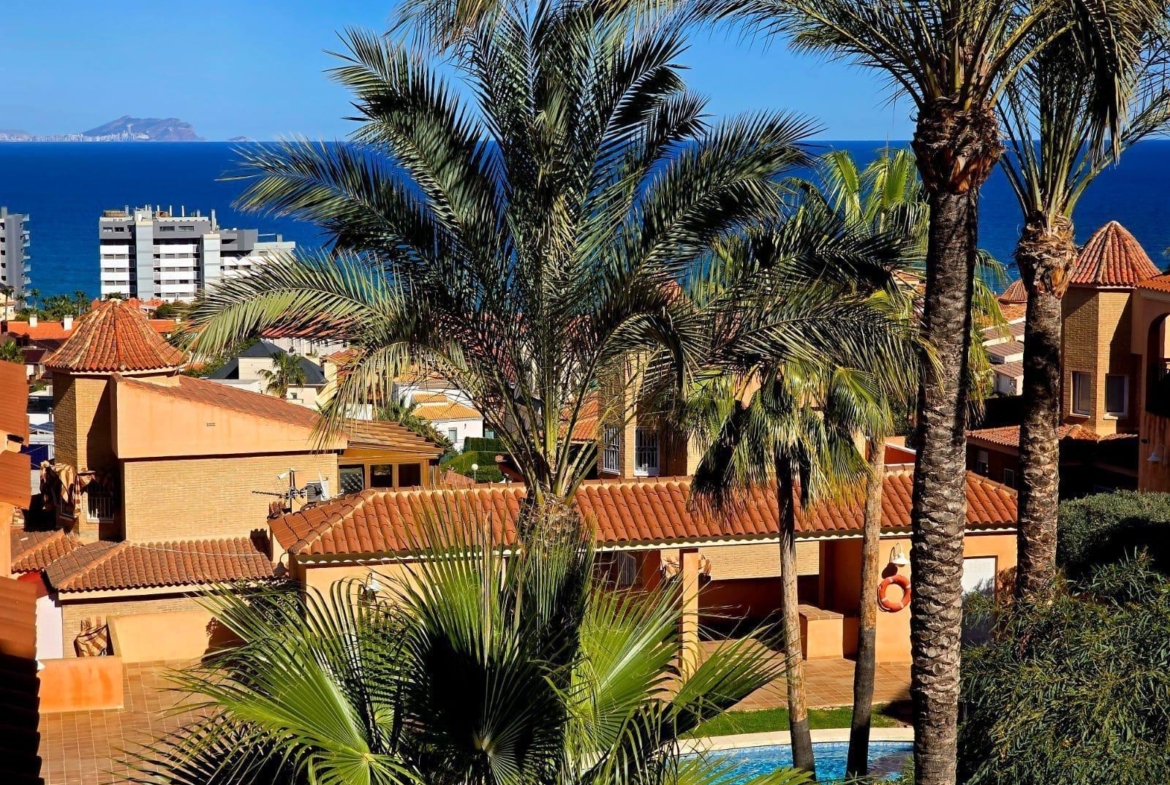 EXCLUSIVO CHALET ADOSADO EN CABO HUERTAS A TAN SOLO 5 MINUTOS DE LA ARENA