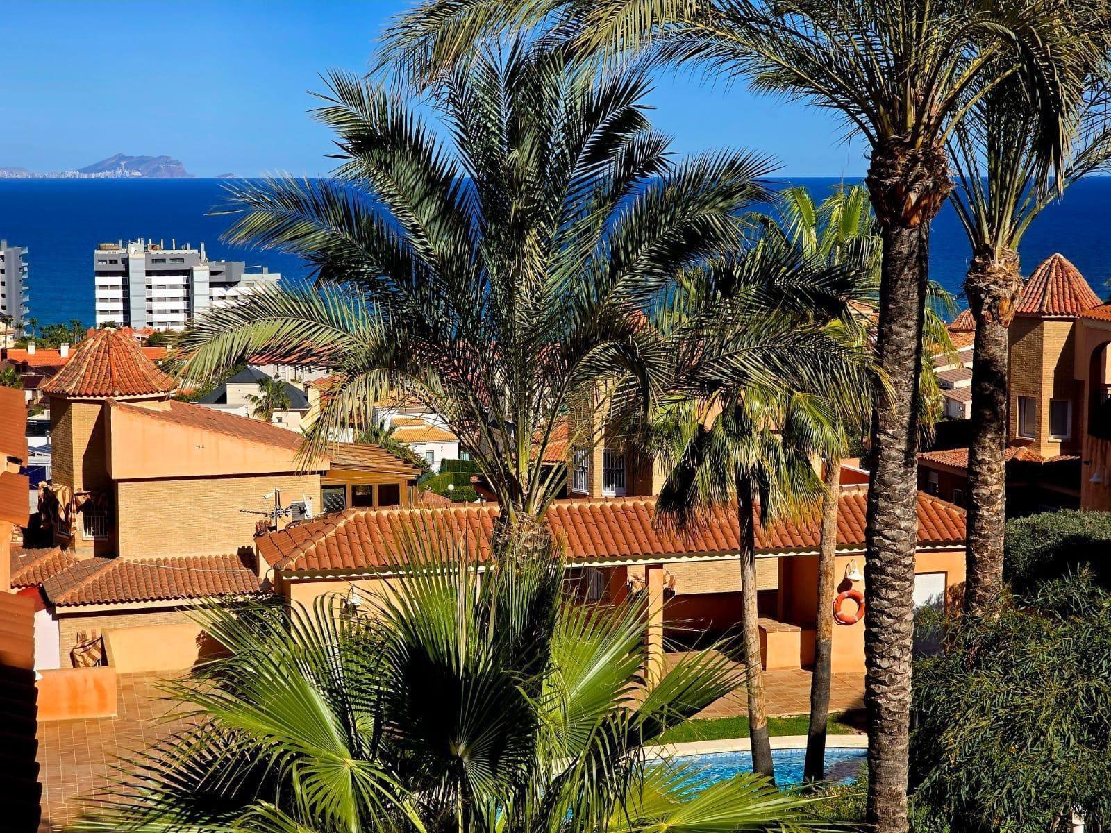 EXCLUSIVO CHALET ADOSADO EN CABO HUERTAS A TAN SOLO 5 MINUTOS DE LA ARENA