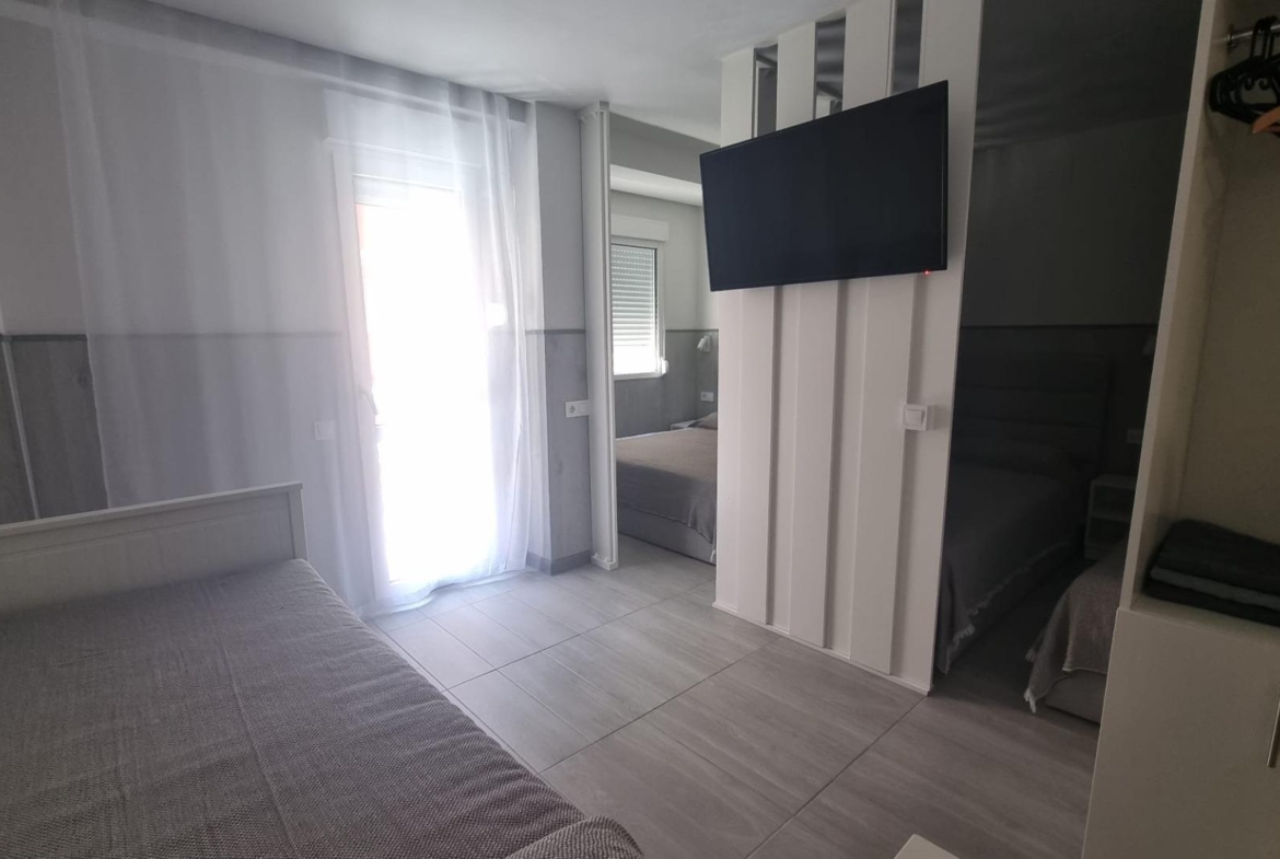 REFORMADO APARTAMENTO A 50 METROS DE PLAYA DE 3 DORMITORIOS 3 BAÑOS DIVIDIDO A 3 ESTUDIOS COMPLETOS PARA ALQUILAR. 105 M2 TOTAL.