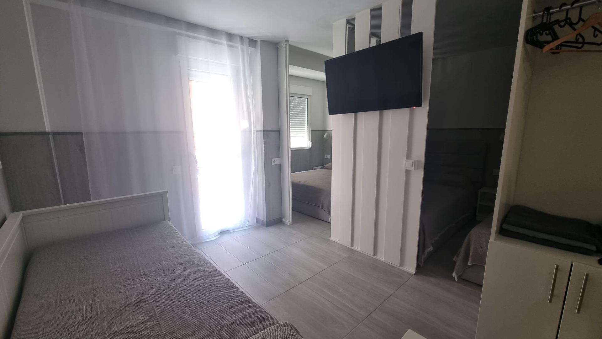 REFORMADO APARTAMENTO A 50 METROS DE PLAYA DE 3 DORMITORIOS 3 BAÑOS DIVIDIDO A 3 ESTUDIOS COMPLETOS PARA ALQUILAR. 105 M2 TOTAL.