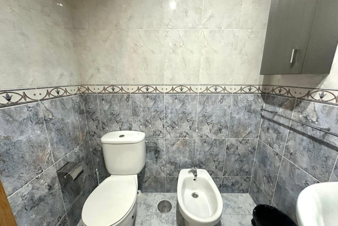 GRANDE APARTAMENTO DE 4 DORM. 2 BAÑOS. A 400 METROS DEL PUERT0 DE TORREVIEJA CON 130 M2. Y GRAN TERRAZA.