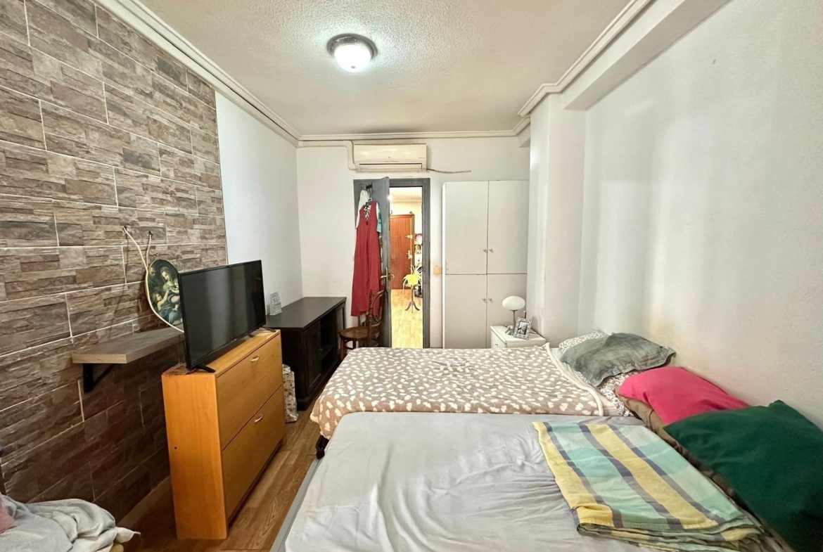APPARTAMENTO A 450 DEL PUERTO DE TORREVIEJA. 2 DORM. 2 BAÑOS. TERRAZA AMPLIA. 76 M2.