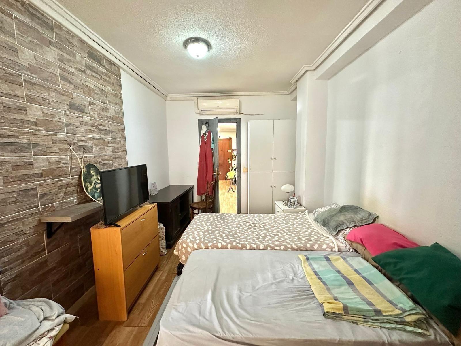 APPARTAMENTO A 450 DEL PUERTO DE TORREVIEJA. 2 DORM. 2 BAÑOS. TERRAZA AMPLIA. 76 M2.